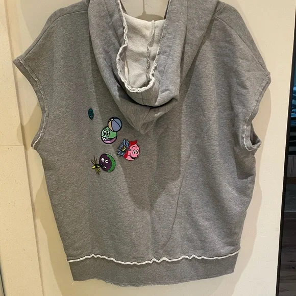 Mira Mikati NWT size 36Sweatshirt with hood and appliqués 3-D, awesome colors.